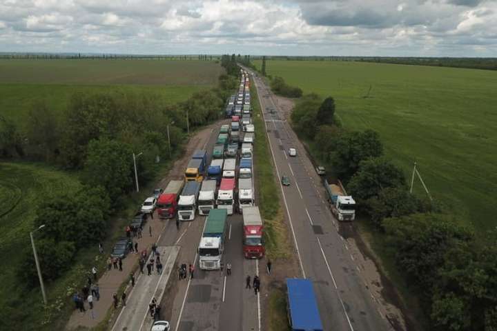  Під Миколаєвом водії вантажівок заблокували трасу державного значення 