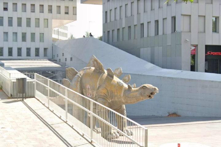 В Іспанії у статуї динозавра знайшли мертвого чоловіка