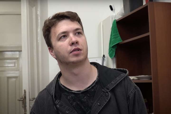Протасевич перебуває у критичному стані в лікарні Мінська – мати активіста