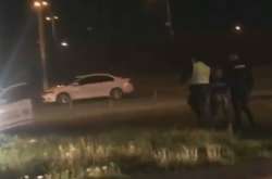 Нічним Києвом на автівці ганяла п’яна компанія. Копам довелося застосувати силу (відео)