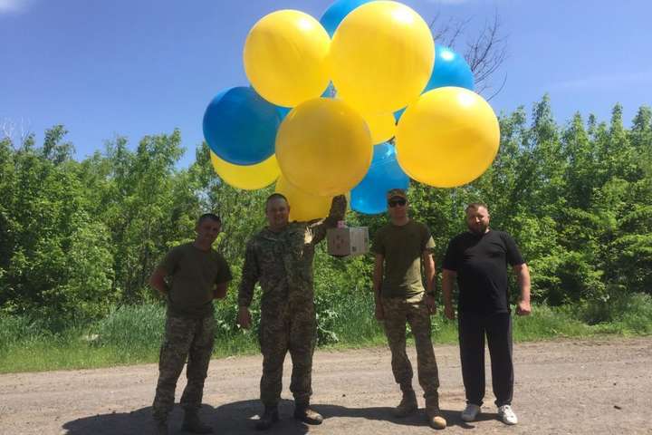 Українські військові відправили на окупований Донбас тисячі листівок на повітряних кулях (фото)