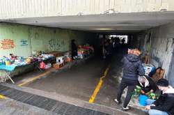 Територію біля метро «Осокорки» захопили стихійні торговці (фото)