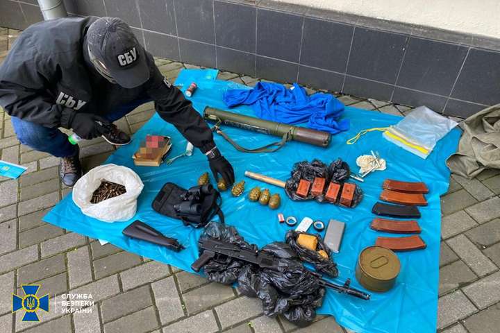 У центрі Києва СБУ виявила сховок із вибухівкою та гранатами (фото)