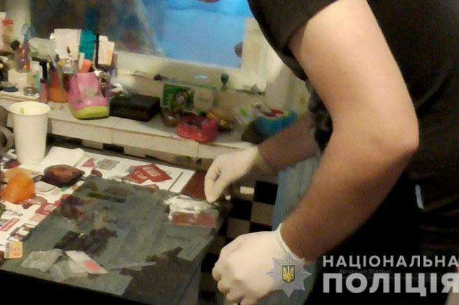 Оперативники викрили два наркопритони на Троєщині (фото)