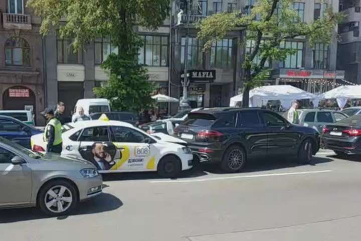 ДТП на Хрещатику: водійка Mercedes зібрала докупи три автівки (відео)
