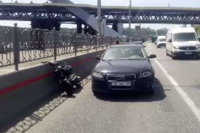 У Києві підліток упав зі скутера майже під колеса автівки (фото, відео)