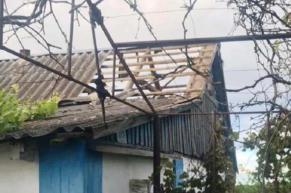 Торнадо на Херсонщині позносив дахи і повиривав дерева 