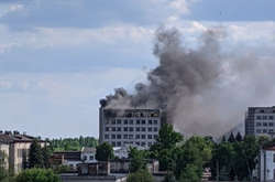 Очевидці зняли велику пожежу на території заводу в Харкові