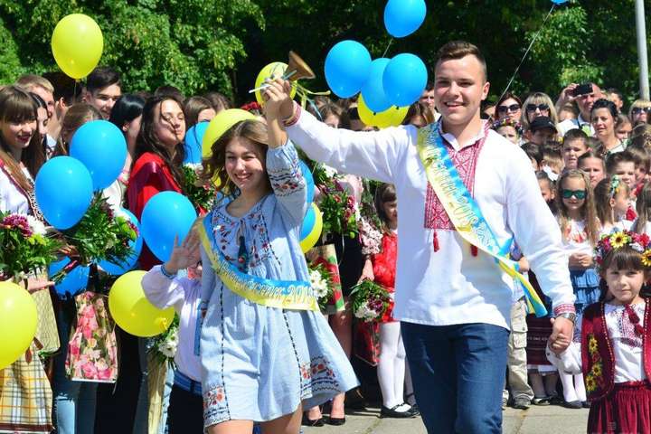 Останній дзвоник: в яких регіонах України святкову лінійку перенесли на літо