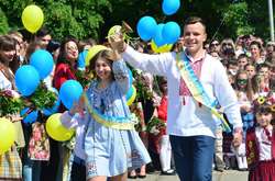 Останній дзвоник: в яких регіонах України святкову лінійку перенесли на літо