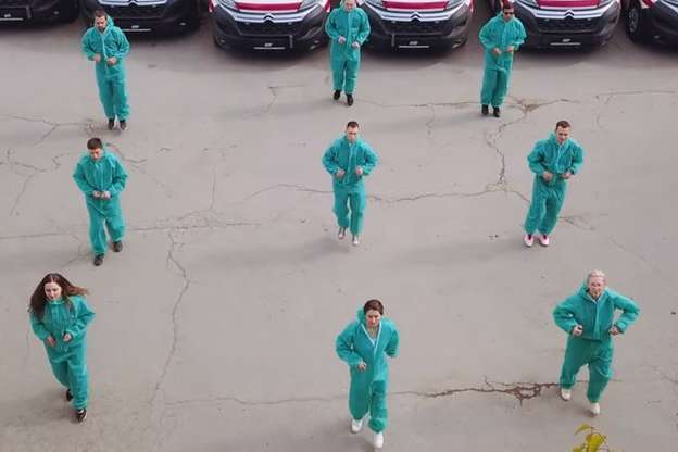Українські медики станцювали в захисних костюмах та звеселили хворих на Covid-19 (відео)