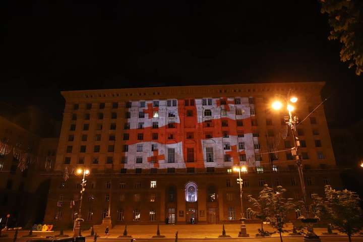 Уночі київську мерію підсвітили кольорами прапора Грузії (фото)