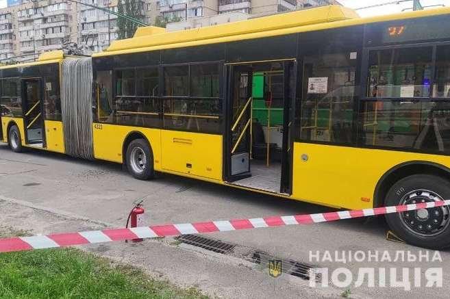 У Києві чоловік кинув «коктейль Молотова» у тролейбус, є постраждалі (фото)
