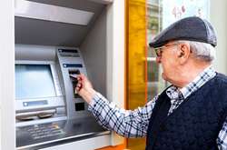 Шмигаль заспокоїв пенсіонерів: на банківські карти переходитимуть поступово