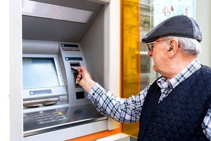 Шмыгаль успокоил пенсионеров: на банковские карты будут переходить постепенно