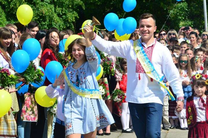 Последний звонок: в каких регионах Украины праздничную линейку перенесли на лето