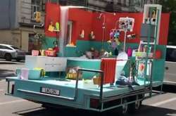 У центрі Києва чоловік приймав ванну на проїжджій частині (відео)