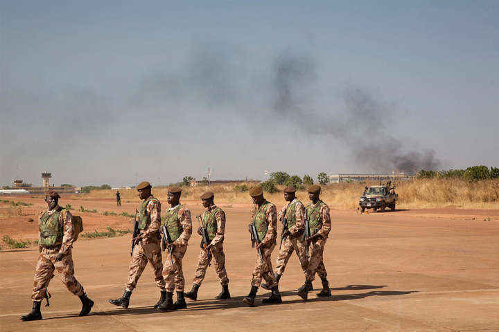Переворот у Малі: військові закрили кордони і ввели комендантську годину