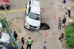  Ліва передня частина авто повністю пішла під асфальт 