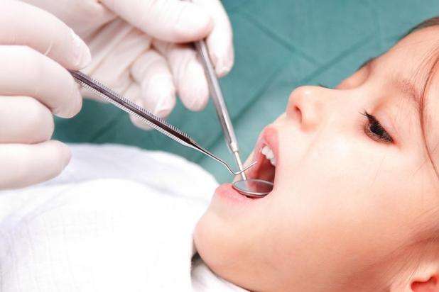 Під Києвом стоматологи видалили дитині одночасно 12 зубів без згоди мами