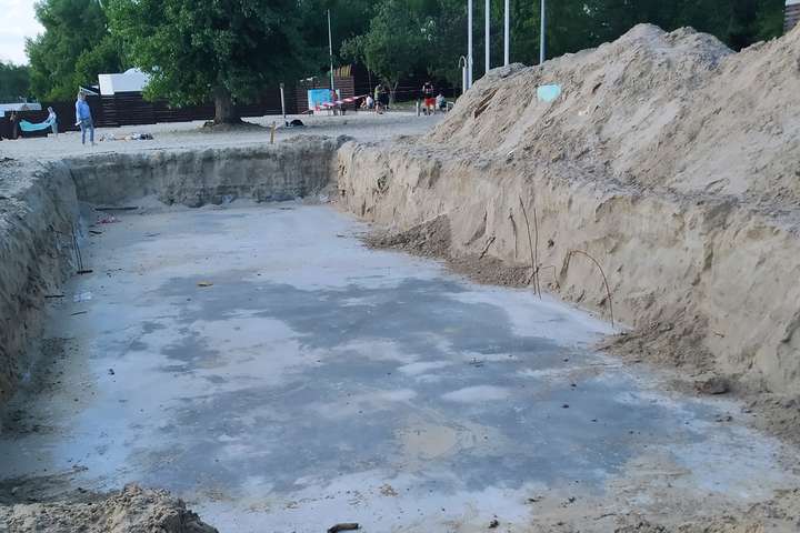 Екологи б’ють на сполох: у Гідропарку залили бетоном ділянку біля води (фото)