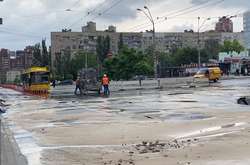 Через прорив трубопроводу змінено рух тролейбусів та автобусів (схеми)