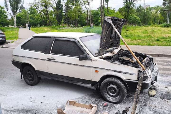 У Києві під час руху загорілась автівка, постраждав водій (фото)