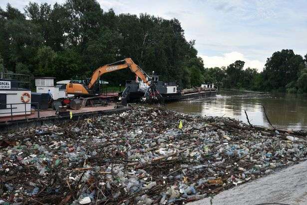 Експерти з’ясували, чиє сміття пливе до Угорщини по Тисі