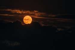 У Запоріжжі спостерігали за «кривавим» Місяцем (фото)