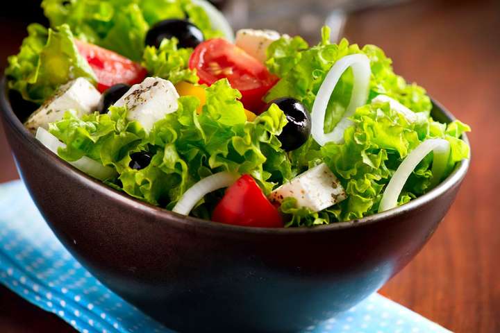 Як правильно вживати салати з сезонних овочів: поради дієтологів 