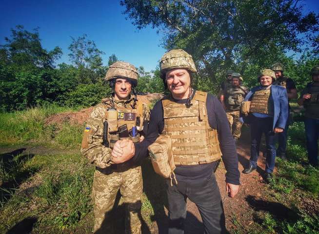 Порошенко привіз військовим на Донбас комплект камер спостереження