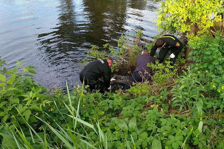 У Києві водолази дістали з річки тіло чоловіка 
