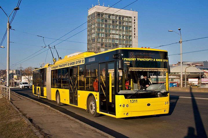 «Київпастранс» заплатить 300 тис. грн моральної шкоди пасажирці, яка випала з тролейбуса