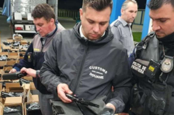 Румынские пограничники задержали грузовик, который полностью забит оружием. Машина ехала в Украину