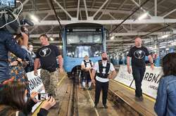 Два найвідоміші стронгмени України потягнули поїзд метро вагою 238 тонн на 20 метрів