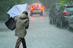 Пориви вітру та сильний дощ очікуються в Києві