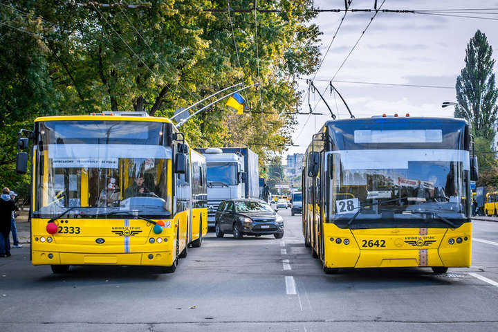 Автобус тормозит с постоянным ускорением 1 м с до полной остановки определите тормозной путь