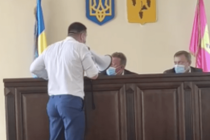 Депутат від ОПЗЖ накричав на мера Ізюму в гучномовець і зірвав сесію (відео)