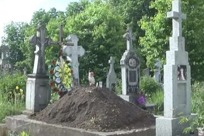 Довелося розкопувати могилу. На Тернопільщині медики переплутали тіла покійниць
