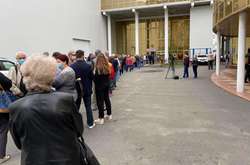  Черга громадян на вакцинацію біля входу у Виставковий центр на столичній Лівобережці 