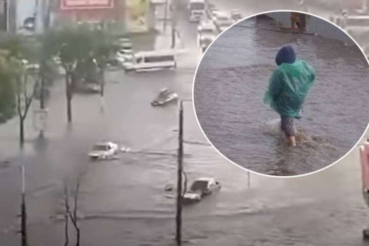 По вулицях «плавали» автівки та люди: Кривий Ріг накрила сильна злива (фото, відео)