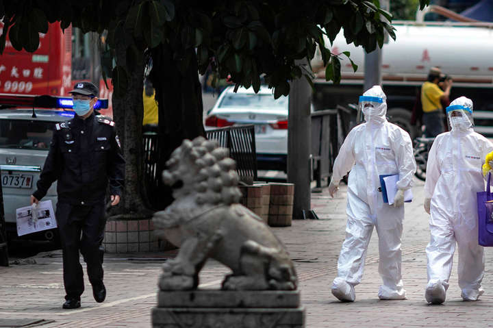 Жителів китайського мегаполісу закрили на карантин через нові випадки коронавірусу