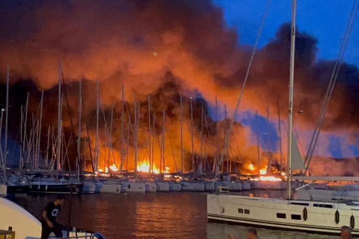 У Хорватії на пристані згоріли розкішні яхти (відео)