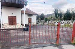 Мер закарпатського містечка розпорядився закривати на ніч кладовище без паркану