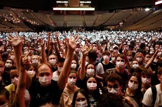 У Парижі відбувся перший тестовий концерт без дистанції, але в масках