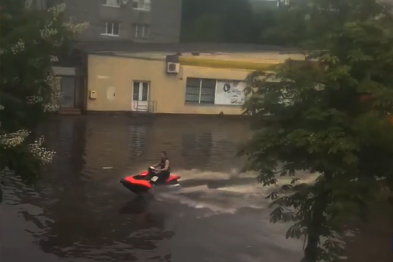 Містяни плавали затопленими вулицями Житомира на надувному матраці та водяному мотоциклі