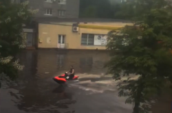 Містяни плавали затопленими вулицями Житомира на надувному матраці та водяному мотоциклі