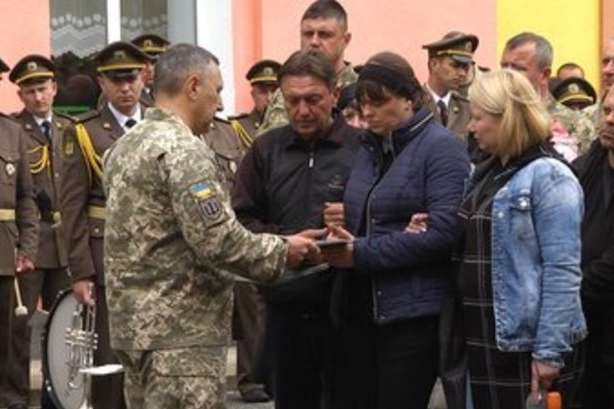 На Хмельниччині попрощались з офіцером, що загинув на Донбасі