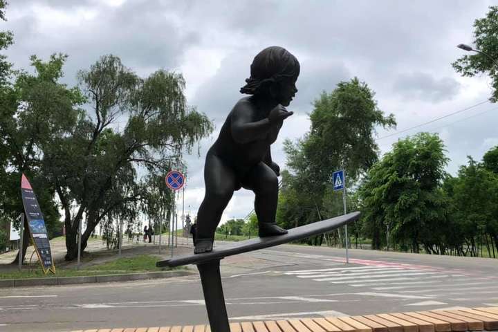 До Дня Києва відкрили нову скульптуру від автора малюків на Поштовій (фото)