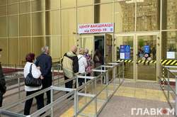 29 травня  у Міжнародному виставковому центрі на Броварському проспекті в Києві розпочав роботу Центр вакцинації від коронавірусу 